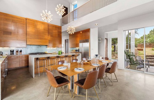 Dripping Springs House | Luxury 4BR Hilltop Retreat Hot Tub & Scenic Views