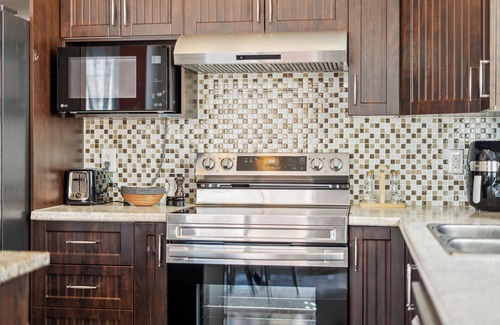 Ottawa Division House | Luxury 4BR Home | Sleeps 8 | Private & Near Shops in Ottawa