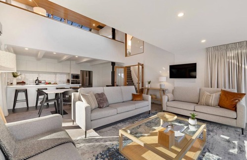 Sunshine Bay Apartment | Luxury 4BR Home - Spa, Views & Pool Table
