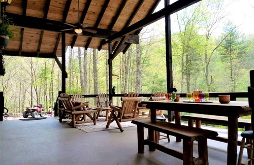 Robbinsville Cabin | Luxury 4BR Log Cabin, Private Mountain Acreage, Dog+Biker Friendly, Hot Tub WiFi
