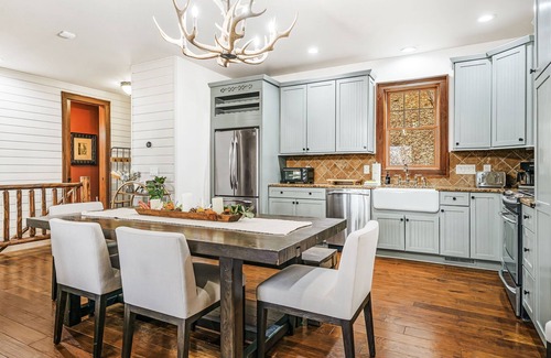 Mountain Air Cabin | Luxury 4BR mountain home with hot tub, shuffleboard, gated community & views.