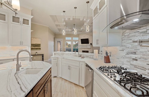 South Side House | Luxury 4BR South CC! 15 Min to Beach, Fast WiFi, 6 Beds & Fireplace!