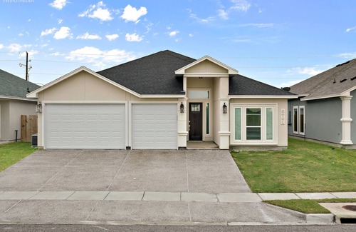South Side House | Luxury 4BR South CC! 15 Min to Beach, Fast WiFi, 6 Beds & Fireplace!