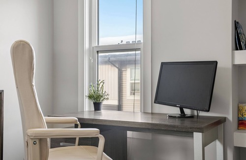 Calgary House | Luxury 4BR Townhouse Near YYC Airport - Sleeps 4
