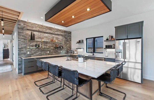 Coeur d'Alene House | Luxury 4BR w/hot tub - Walk to lake & shops!