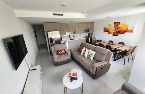 Homestead House | Luxury 4BR w/HotTub Home Near Miami, Key Largo & Homestead w/beautifulTerrace