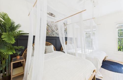 West Town Apartment | Luxury 4br3ba Pool Table, 2 Decks, & Office