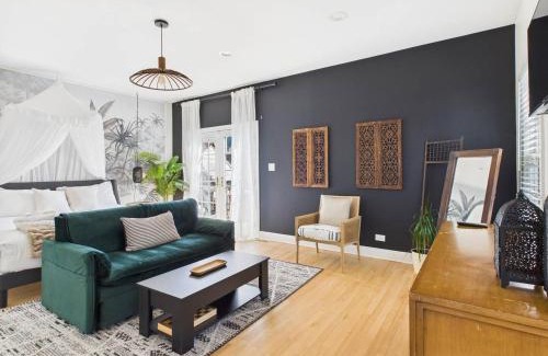 West Town Apartment | Luxury 4br3ba Pool Table, 2 Decks, & Office