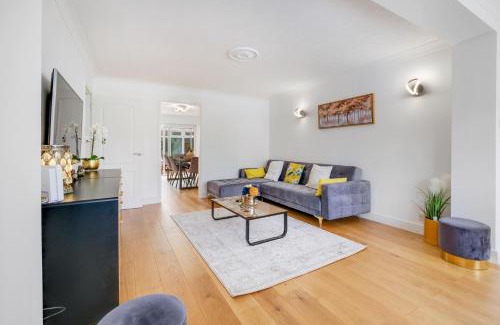 Sandhurst House | Luxury 5 BDR 2 BA House with Parking in Sandhurst By 360Stays