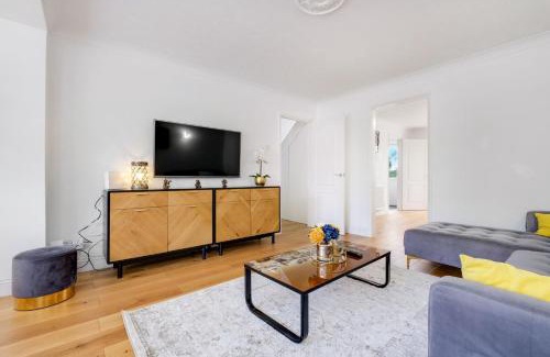 Sandhurst House | Luxury 5 BDR 2 BA House with Parking in Sandhurst By 360Stays