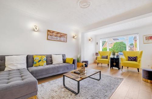 Sandhurst House | Luxury 5 BDR 2 BA House with Parking in Sandhurst By 360Stays