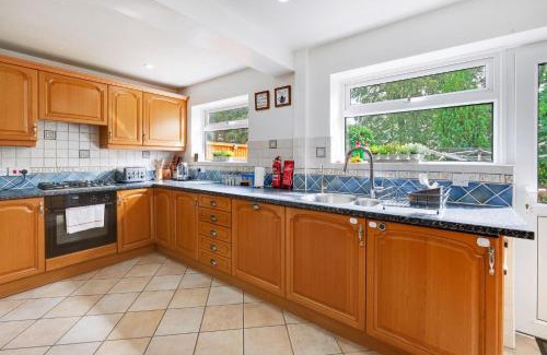 Sandhurst House | Luxury 5 BDR 2 BA House with Parking in Sandhurst By 360Stays