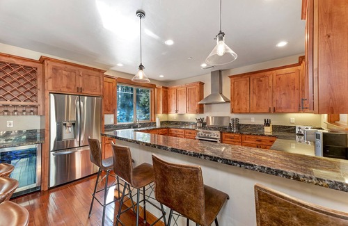 Truckee House | Luxury 5 Bed/4 Baths Tahoe Donner Cabin with Tesla Wall Charger/J1772 Adapter