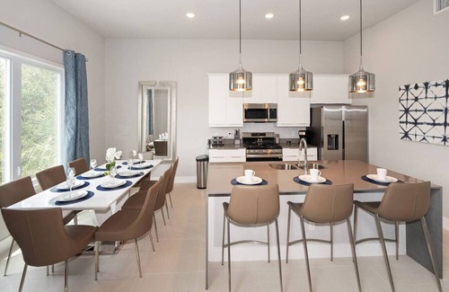 Reunion Apartment | Luxury 5-Bed -4bath with fun Disney themed rooms.