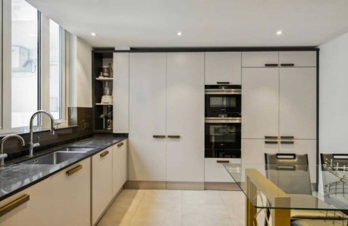 City of Westminster Apartment | Luxury 5 Bed Apartment at Hyde Park