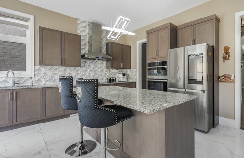 Caledon House | Luxury 5-Bed Home w/Office & 5 Baths | Peaceful Caledon Escape