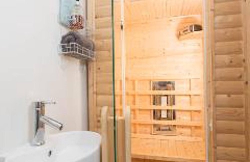 Brighton House | Luxury 5 bed house near to City Centre and Beaches. Sleeps 12, outside courtyard