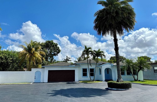 Highland Garden Villa | Luxury 5 Bedroom Art Villa, Heated Pool, Hot tub, Billiards, Grill!