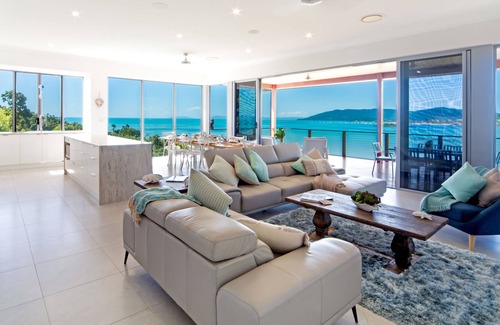 Airlie Beach House | Luxury 5 bedroom holiday home with private pool and ocean views
