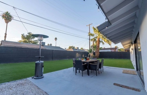 Rancho Oakey House | Luxury 5-bedroom house in historic DTLV with hot tub, peloton and record player