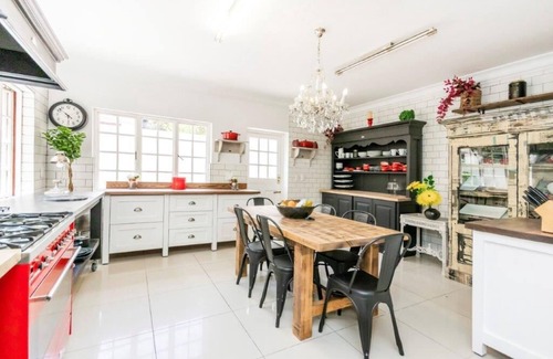 Greater Johannesburg Metropolitan Area House | Luxury 5-bedroom house with WiFi, Solar in Sandton