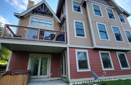 West Dover House | Luxury 5 bedroom ski house- 5 min from slopes