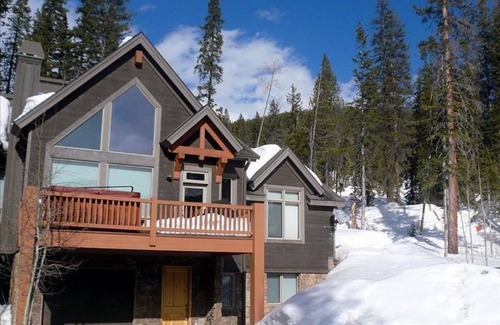 Winter Park House | Luxury 5 br 4.5 Bath, 2 Primary Bedrooms! Across from WP Ski Resort. Sleeps 12