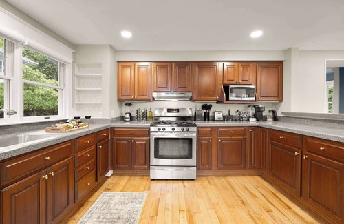 Ashton Heights House | Luxury 5-BR | Hot Tub | Game Room | Walk to Metro