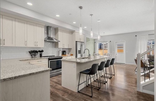 Northwest Calgary Apartment | Luxury 5 BR House w Central AC » Garage » Sleep 16