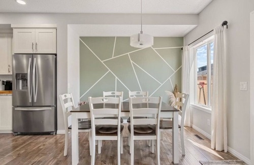 Northwest Calgary Apartment | Luxury 5 BR House w Central AC » Garage » Sleep 16