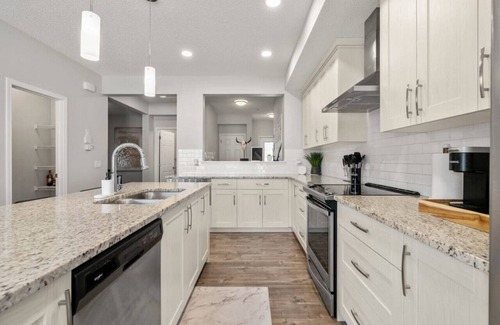 Northwest Calgary Apartment | Luxury 5 BR House w Central AC » Garage » Sleep 16