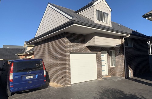 Oxley Park House | Luxury 5 Star, 3 Bedroom Brand new House, Air con