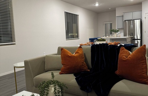 Santa Fe House | Luxury 5-Star New Home: 4 King BRs & Electric Fire - 15 Min to Airport & Plaza