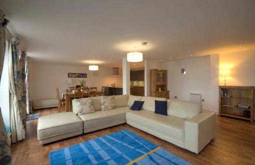 Tenby Apartment | Luxury 5 Star Tenby holiday apartment with large balcony overlooking North Beach