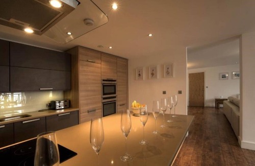 Tenby Apartment | Luxury 5 Star Tenby holiday apartment with large balcony overlooking North Beach