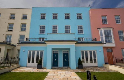 Tenby Apartment | Luxury 5 Star Tenby holiday apartment with large balcony overlooking North Beach