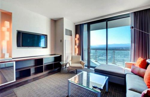 Las Vegas Apartment | Luxury 53rd Flr Condo with Amazing Sunset View & Balcony NO ReFee at Palms Place