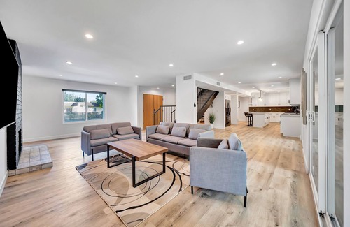 Woodland Hills House | Luxury 5b, 3.5BA house a Large backyard, BBQ. Weekly discount 7%, monthly 15%