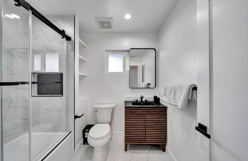 Woodland Hills House | Luxury 5b, 3.5BA house a Large backyard, BBQ. Weekly discount 7%, monthly 15%