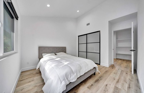 Woodland Hills House | Luxury 5b, 3.5BA house a Large backyard, BBQ. Weekly discount 7%, monthly 15%
