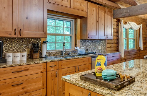 Weaverville Cabin | 🍃 Luxury 5BDR Retreat Log Cabin w/ Horses