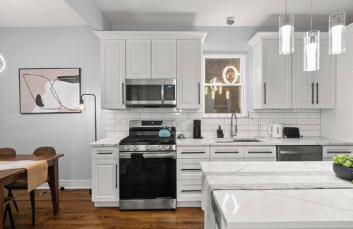 Chicago Apartment | Luxury 5Bed 2Bath Apt w/Parking