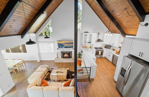 Lake Arrowhead Cottage | Luxury 5Bedroom/10beds/LargeGatedBackyard/SwingSet/EntertainmentRoom/&BonusRoom