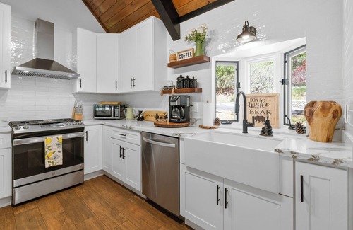 Lake Arrowhead Cottage | Luxury 5Bedroom/10beds/LargeGatedBackyard/SwingSet/EntertainmentRoom/&BonusRoom