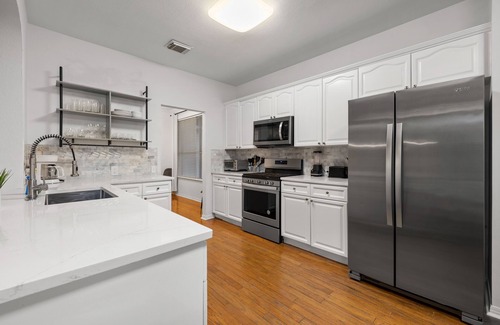 Scofield Farms House | Luxury 5BR, 3BA Austin Retreat ~ Pool~ Parkingn