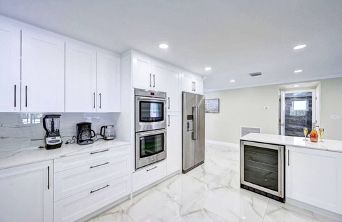 Hollywood Lakes Villa | Luxury 5BR/3BA Villa Walk to Hollywood Beach