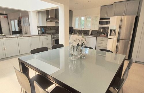 Buena Vista House | Luxury 5BR/4BA Villa Pool Steps to Design District Shopping & Dinning!