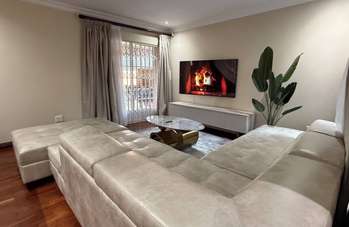 Bedfordview House | Luxury 5BR Home w/Pool Full Kitchen Generator Perfect for Getaways/Group Stays