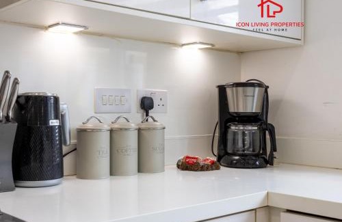 Basildon House | Luxury 5BR House with Jacuzzi plus Gym - 1 BR Garden Self-Contained Suite in Garden -booked separately-