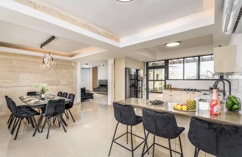 Nachlaot Apartment | Luxury 5BR Huge Oasis by the Shuk